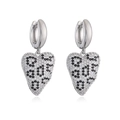 Dettaglio di orecchini a cuore in argento con cristalli pavé con motivo leopardato - Cuore Irregolare Leopardato Argento