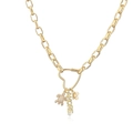 Dettaglio della collana a catena dorata con ciondoli tartaruga, fiore e cuore AMORE - Stile AMORE Trifoglio Tartaruga Zirconia Bianca Oro