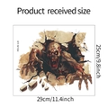 Gedetailleerde weergave van de 3D-zombie muursticker met afmetingen van 29 cm bij 25 cm - Zombie Breekt Door Muur Stijl (HY-M164)