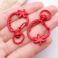 Dettaglio dei moschettoni in metallo rosso a forma di fragola per portachiavi DIY - Rosso