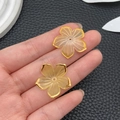 Nahaufnahme gelber Kirschblüten-Anhänger aus Acryl mit Goldrand für DIY-Schmuckherstellung - Gelb Verlauf Kirschblüte (22035)