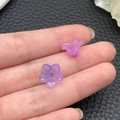 Cuentas de flores acrílicas moradas translúcidas para joyas DIY y horquillas - Estilo de flor de trompeta (22011) / 1 Pieza (12x7mm) / Degradado Púrpura Azul