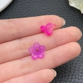 Mano sosteniendo cuentas de flores acrílicas rosa y púrpura para horquillas DIY - Estilo de flor de trompeta (22012) / 1 Pieza (12x7mm) / Degradado púrpura-rosa