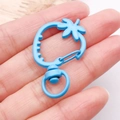 Chiusura a moschettone a forma di fragola in metallo blu chiaro con anello girevole - Blu
