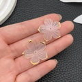 Nahaufnahme von rosa Acryl-Kirschblütenperlen mit Goldrand für DIY-Haarschmuck - Weiße Sakura (22032)