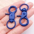 Paar donkerblauwe gelakte draaibare karabijnsluitingen voor DIY sleutelhangers - 44x21mm / Donkerblauw