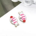Detail van twee geëmailleerde visvormige bedeltjes met roze stippen voor DIY-sieraden - Wit (Goud)