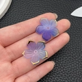 Nahaufnahme der lila Farbverlauf Kirschblütenperlen mit Goldrand für DIY-Haarschmuck - Lila-Blau-Verlauf Sakura (22033)