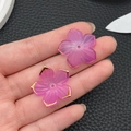 Detailansicht der lila Acryl-Kirschblütenperlen mit Goldrand für DIY-Haarschmuck basteln - Rosa-Lila-Verlauf Sakura (22034)