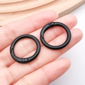 Detalle de anillas de resorte negras mate de 24mm para llaveros y bolsos DIY - Negro