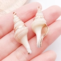 Coppia di ciondoli in conchiglia bianca naturale con eleganti bordi in metallo dorato - Conchiglia a Fuso Naturale Galvanizzata (25317)