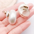 Coppia di ciondoli a conchiglia bianco perla con bordo dorato per gioielli DIY - Conchiglia Bianca Naturale Galvanizzata (25323)