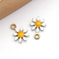 Daisy flower pendant in white and yellow enamel with gold ring for DIY bracelets - White (Gold)