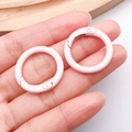 Hebilla de anillo de resorte rosa para joyas DIY y llaveros mostrada en la mano - Rosa