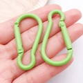 Grasgrüne birnenförmige Aluminium-Karabiner mit silbernen Schnappverschlüssen - Grün (26200)