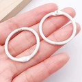 Zwei 30mm weiß lackierte Metall-Binderinge mit Scharnierdesign für Bastelarbeiten - Weiß