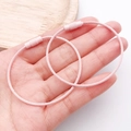 Set di due portachiavi a fune rosa chiaro con chiusura a vite tenuti nel palmo - Rosa Chiaro