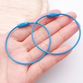 Due portachiavi blu in filo d'acciaio rivestito con connettori a vite nella mano - Blu