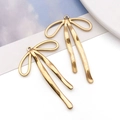 Colgantes de lazo dorado pulido para joyería DIY en un fondo elegante y minimalista - Estilo de Lazo Grande y Liso (T2873)