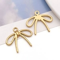 Detalle de colgantes de lazo en acero dorado para creación de joyería artesanal - Estilo de Lazo Hueco Minimalista Medio (T2877)