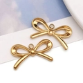 Vista macro detallada de colgantes de lazo dorado con diseño de metal hueco para joyería DIY - Estilo de Lazo de Línea Hueca Elegante (T2881)