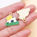 Dettaglio del ciondolo da calcio in smalto con corona d'oro e retro in metallo goffrato - Calcio Corona in Smalto Bianco (27164)
