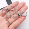 Detalle de colgantes de lazo plateados con texturas de cuerda para creación de joyas DIY - 43x36mm / Lazo de Cuerda Larga Plata Antigua (26998)