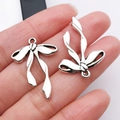 Ciondolo a fiocco argento con superficie testurizzata per gioielli fai da te e collane - 30x21mm / Fiocco Argento Antico (26994)