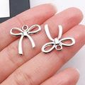 Set di due ciondoli a fiocco in argento per creazione di gioielli fai-da-te - 18x19mm / Fiocco Cavo Argento Antico (26992)