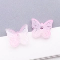 Vue détaillée de perles papillon en verre dégradé rose avec trou central pour bijoux DIY - Rose transparent