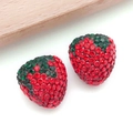 Dettaglio macro del ciondolo a fragola rossa con foglie di cristallo verde e strass - Fragola Media Rossa (23743)