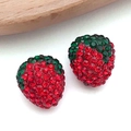 Dettaglio dei ciondoli a forma di fragola con strass rossi e verdi su base metallica - Fragola Rossa Extra Piccola (23739)