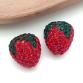 Vista macro di ciondoli a fragola 3D con strass in cristallo pavé per gioielli fai-da-te - Fragola Piccola Rossa (23740)