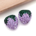 Funkelnder lila Pavé Erdbeere Anhänger mit grünen Strasssteinen für DIY Schmuck - Mittlere Violette Erdbeere (23741) / 16x17mm, 1 Stück