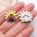 Pendentif fleur et coccinelle fait main avec pétales en émail jaune dans la main - Coccinelle Fleur Émail Jaune Argenté