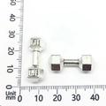 Primer plano de un dije de mancuerna de 20 mm con grabado Fit Life sobre escala mm - Estilo de Mancuerna FITLIVE (9017)