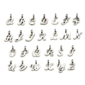 Vue détaillée de 26 breloques alphabétiques A-Z en alliage argenté avec anneaux - Collection Complète de l'Alphabet (Argent)