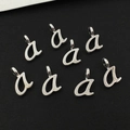 Gros plan de petits pendentifs lettre 'a' argentée en alliage pour création bijoux - Lettre A