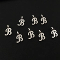 Vue détaillée de huit breloques lettre B en alliage argenté poli pour bijoux artisanaux - Lettre B