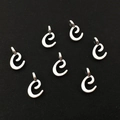 Détail des breloques en forme de lettre 'e' argentées pour création de bijoux - Lettre C