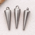 Drei silberne Edelstahl-Kegelanhänger mit poliertem Finish für DIY-Schmuckherstellung - Stahlfarbe Kleines Loch Konischer Stil (T2977)