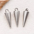 Makroaufnahme von drei gebürsteten Edelstahl-Kegelanhängern für DIY-Schmuck - Stahlfarbe Kleines Loch Konischer Stil (T3154)