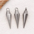 Makroansicht von drei Edelstahl-Kegelanhängern mit Ösen für DIY-Schmuck und Halsketten - Stahlfarbe Geschoss Einzelring Konischer Stil (T3155)
