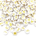 Makroaufnahme weißer Acryl-Alphabetperlen mit Goldbuchstaben für DIY-Schmuckherstellung - Runde Buchstabenperlen / 100 Stück/Packung (4x7mm) / Weißer Hintergrund mit Gold