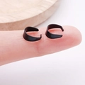 Boucles d'oreilles clips minimalistes noires mates en forme de C sur un doigt - Noir mat