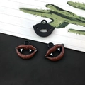 Pendentifs lèvres de vampire avec crocs en noir et rouge pailleté pour bijoux Halloween - Dents d'Halloween Noires