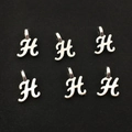 Lot de six breloques lettre H en alliage argenté avec design en écriture cursive - Lettre H