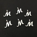 Lot de six breloques lettre M en métal argenté poli pour la création de bijoux DIY - Lettre M
