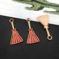 Pendentifs balai Halloween dorés avec émail rouge pour la création de bijoux DIY - Balai d'Halloween Rouge-Brun