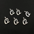 Lot de six breloques en alliage argenté lettre Q pour la création de bijoux DIY - Lettre Q